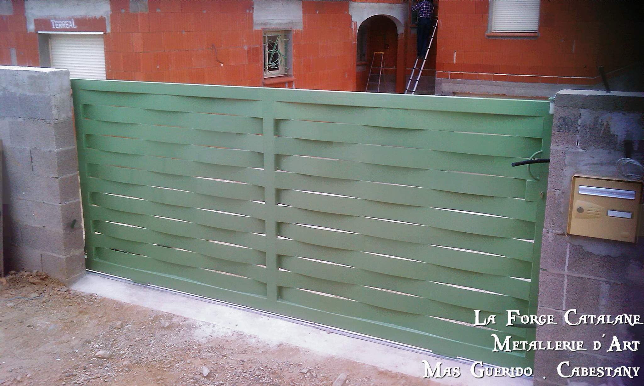 Portail tole effet lames tressees vannerie thermolaquage vert  forge catalane.jpg